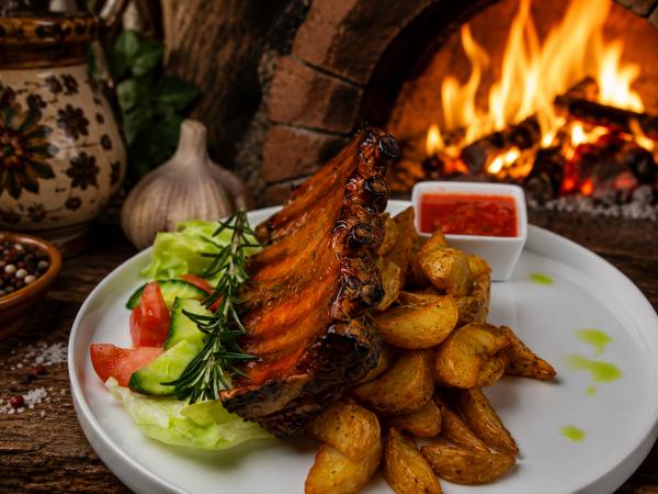 Costine di Maiale BBQ con Patate Contadine