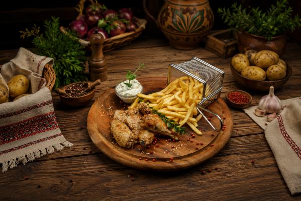 Alette di Pollo Croccanti con Patatine Fritte